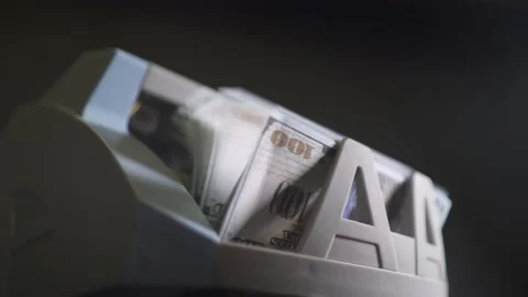 Money currency counting machine counts a pack of of 100 dollar bills Stockbeeldmateriaal 170140894