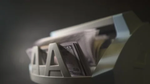 Money currency counting machine counts a pack of 50 USD. Vídeos de archivo 170141907