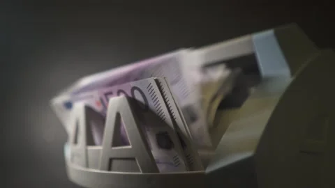 Money currency counting machine counts a pack of 500 EUR Stockbeeldmateriaal 170142005