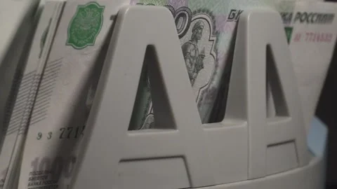 Money currency counting machine counts a pack of 1000 russian roubles Видео 170142282