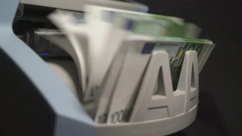 Money currency counting machine counts a pack of 100 EUR Stockbeeldmateriaal 170142284