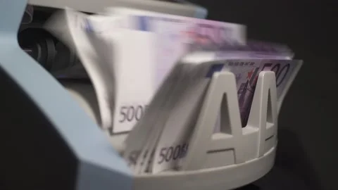Money currency counting machine counts a pack of 500 EUR Vídeos de archivo 170142288
