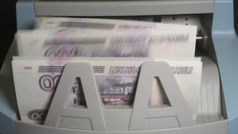 Money currency counting machine counts a pack of 500 russian roubles Stockbeeldmateriaal 170142379