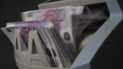 Money currency counting machine counts a pack of 500 EUR Stockbeeldmateriaal 170142435