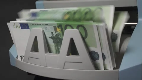 Money currency counting machine counts a pack of 100 EUR Vídeos de archivo 170142503