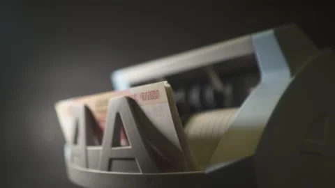 Money currency counting machine counts a pack of 5000 russian roubles Видео 170142650