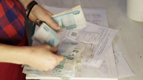 The money. Five thousand rubles. One thousand rubles. Hands Vidéo 98928405