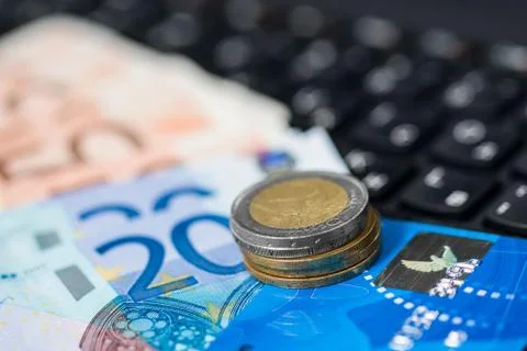 Money on keyboard of computer Stock-Fotos