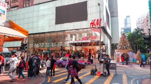 Mong kok - DEC 11:  Lots of people crossing the road, near H&amp;M fashion store Foto stock