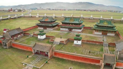 Mongolia – drone view of a historic Buddhist monastery in Kharkhorin Vídeos de archivo 348368027