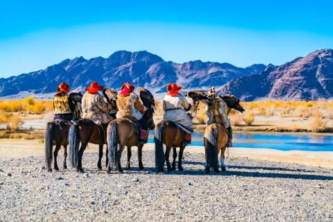 Mongolian Eagle Hunter waiting at the river Foto stock