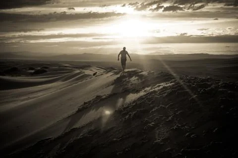 Mongolian monk in the desert Foto stock