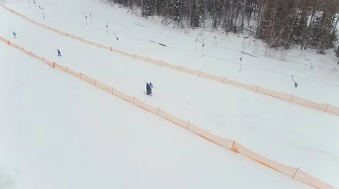 Monitor air for two skiers on the elevator 스톡 동영상 58536766