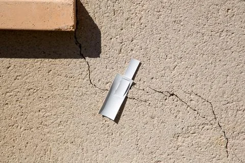 Monitor crack width variation wall cement at the window sill by subsidence .. Foto stock