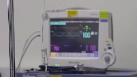 Monitor of the heart rhythm in the operating room. Stockbeeldmateriaal 270546764