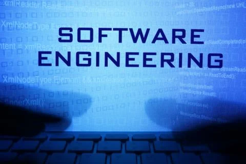 Monitor with message software engineering and hands on a keyboard. Stockfoto's