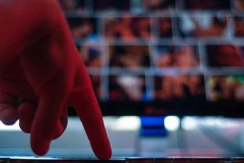 Monitor with prohibited content when the user's fingers are browsing an illeg Foto stock