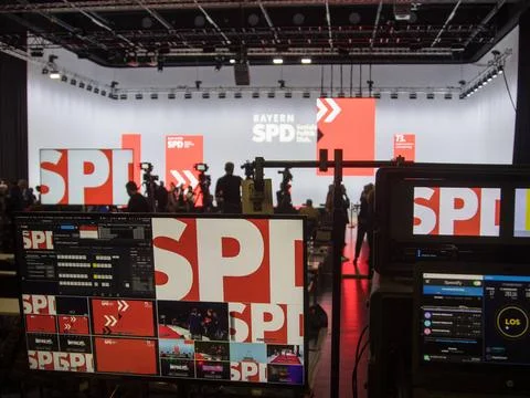 Monitore und SPD-Logos. SPD Landesparteitag Bayern, am 22.10.2022, in Muen... Stock Photos