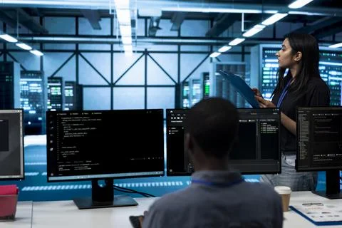 Monitoring, female engineer and teamwork in data center Foto stock