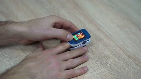 Monitoring the level of blood oxygen saturation using a pulse oximeter Video stock 166001136