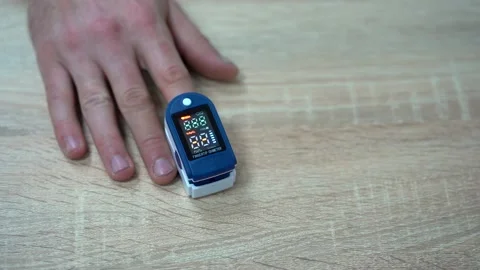 Monitoring the level of blood oxygen saturation using a pulse oximeter Video stock 166001356