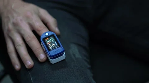 Monitoring the level of blood oxygen saturation using a pulse oximeter Video stock 166001590