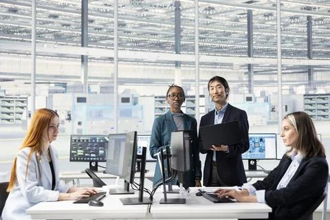 Monitoring microchip production, AI deep learning tech and diverse technicians 库存照片