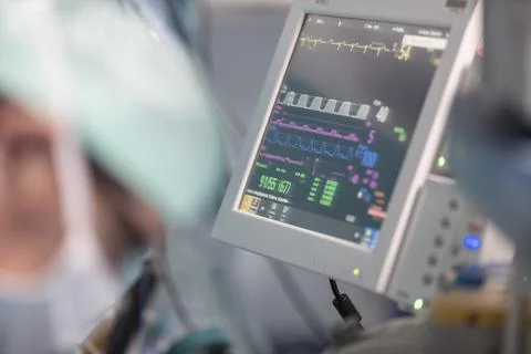 A monitoring screen shows patient data Foto stock