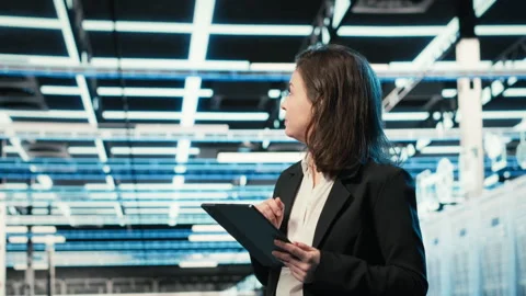 Monitoring systems, tablet and programmer in data center 스톡 동영상 329327903