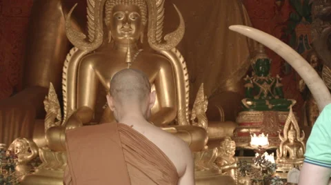 A monk and man pray to Buddha at Wat Phra That Doi Suthep, Chiang Mai, Thailand Stock Footage 48199348