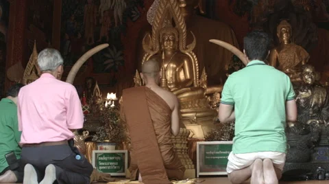 A monk and men pray to Buddha at Wat Phra That Doi Suthep, Chiang Mai, Thailand Stock Footage 48198628