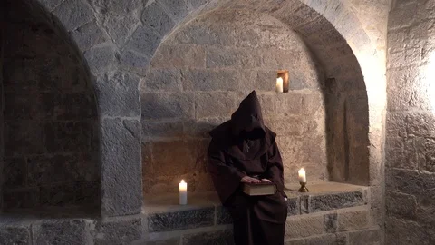 Monk with the Bible under a vault n°2 / Moine et la bible sous une voûte n°2 Vidéo 97528209