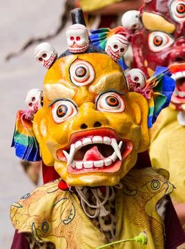 Monk in dharmapala mask performs a religious Cham Dance of Tibetan Buddhism Stockfoto's