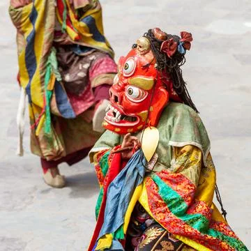 Monk in dharmapala mask performs a religious Cham Dance of Tibetan Buddhism Stockfoto's