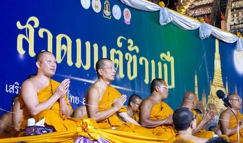 Monk join moral pray countdown to 2025 in Wat Arun temple Fotos Stock