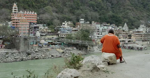 Monk orange rishikesh bridge gagnes Stock Footage 59979051