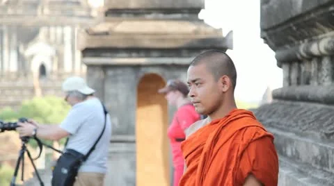 Monk in pagoda in Bagan 库存影片 11286039