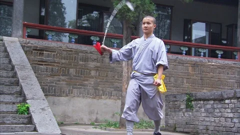 Monk performing with nunchucks Stockbeeldmateriaal 89813150
