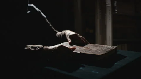 Monk is reading an old book Vídeo Stock 99074041