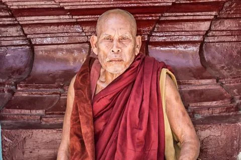 Monk sitting in the shade Stock-Fotos