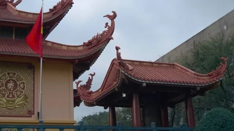 A monk strikes a huge ancient bell in Quoc Tu Pagoda Stock Footage 330889981