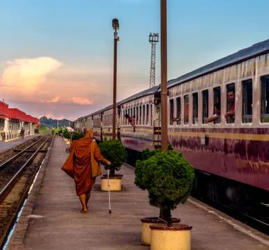 Monk in train station Foto stock