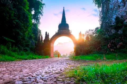Monk walk to the front of the temple gate  at Khao Na Nai Luang Dharma Park  Stock-Fotos