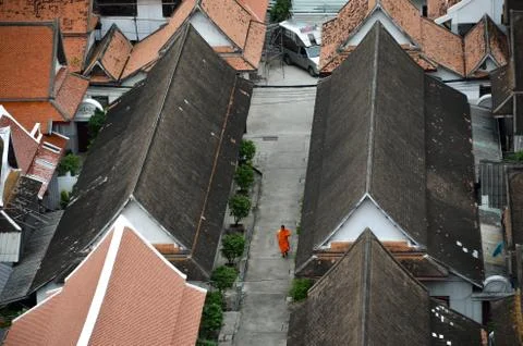 A monk walking in a Bangkok temple complex Stock Photos