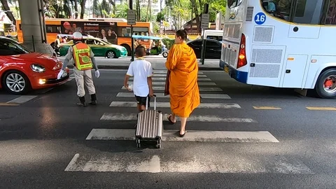 Monk walking on the road in Bangkok Video stock 106574462