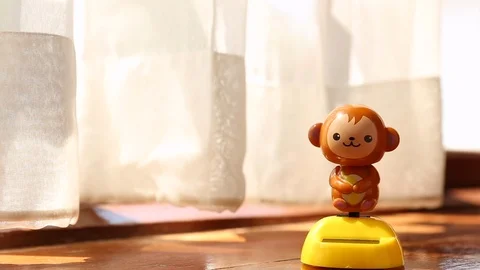 Monkey doll dancing 動画素材 107990624