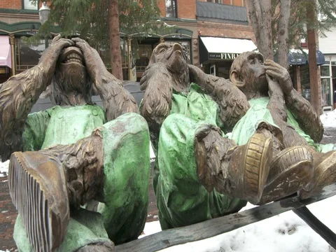 Monkey statues with the concept of see no evil, hear no evil and speak no evil 動画素材 84504362