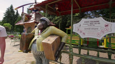 Monkey with suitcases Vídeos de archivo 36788689