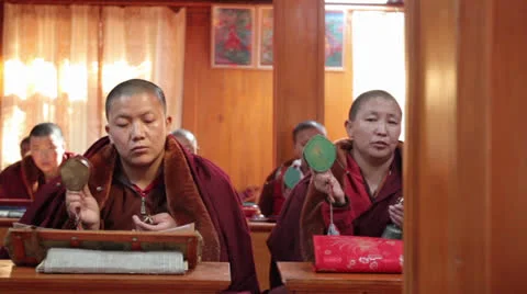 The monks in a Buddhist monastery. Vídeo Stock 24952102