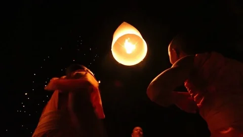 Monks Floating Lantern Up To Sky In Loy Krathong Festival, Chiang Mai, Thailand Vidéo 76139358